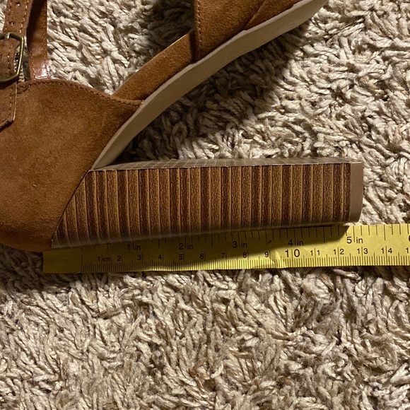 High heeled closed toe camel colored heels - Picture 4 of 5